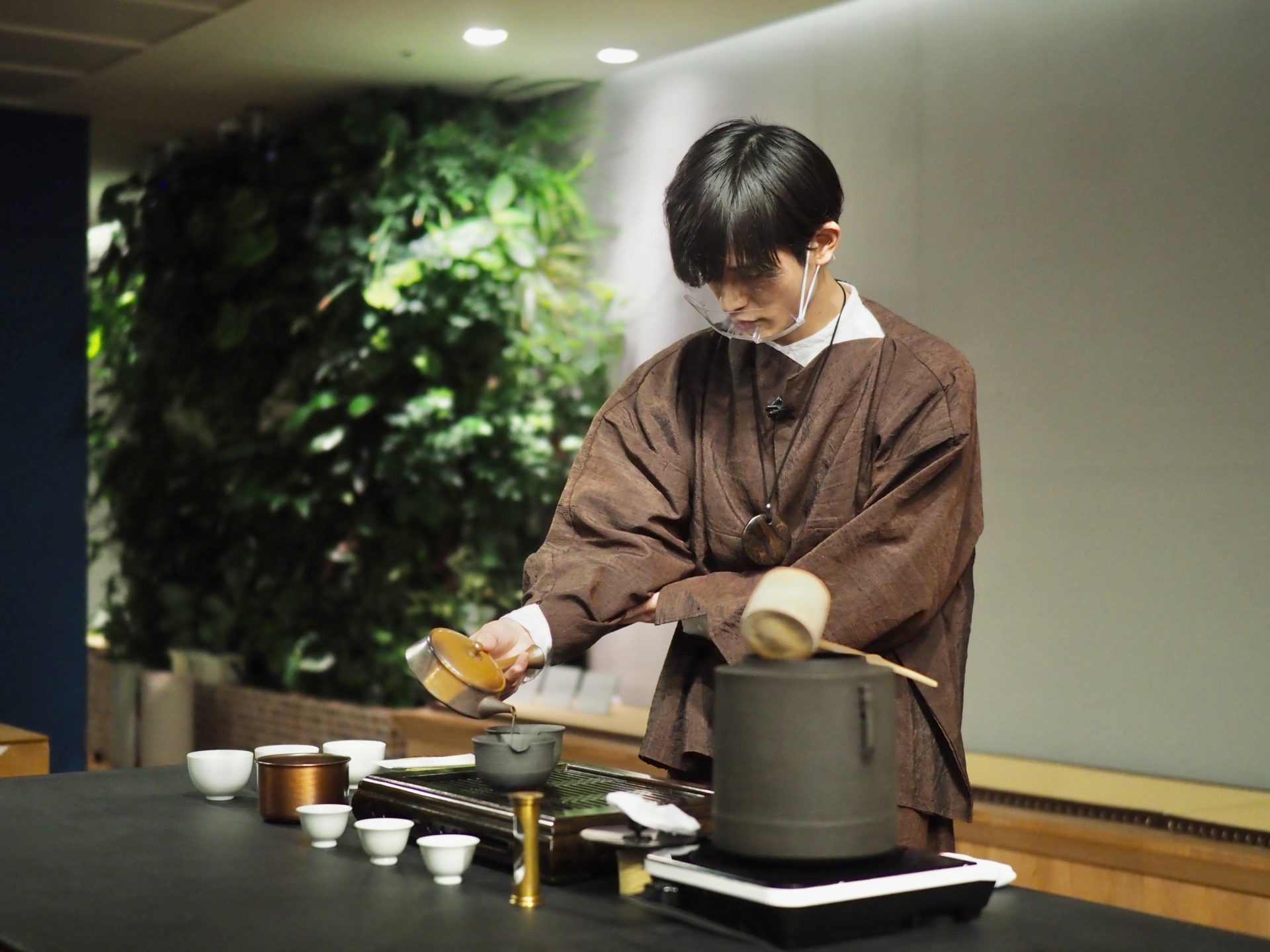 2022年に初開催されたお茶の淹れ手が技術とパフォーマンスを競い合う